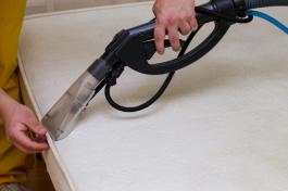 ניקוי מזרן באופן מקצועי באמצעות מכשור מתקדם